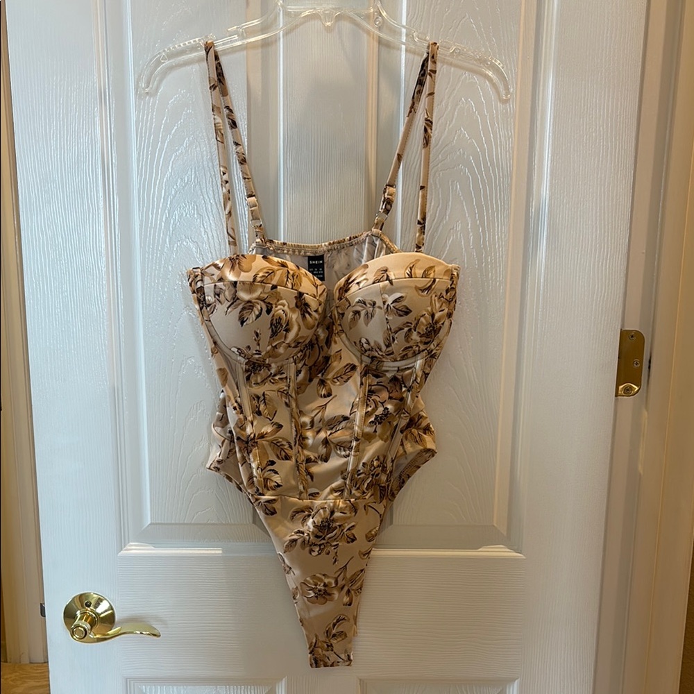 SHEIN Beige Floral Print Top